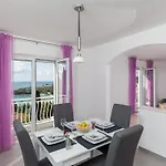 Daire Enzian - Comfort Two Bedroom With Balcony And Sea View Mlini
