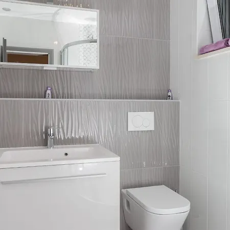 Enzian - Comfort Two Bedroom With Balcony And Sea View Apartment Mlini