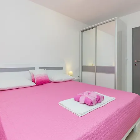 Enzian - Comfort Two Bedroom With Balcony And Sea View * Mlini