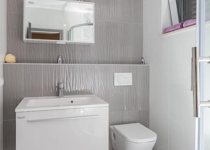 Enzian - Comfort Two Bedroom With Balcony And Sea View Apartament Mlini